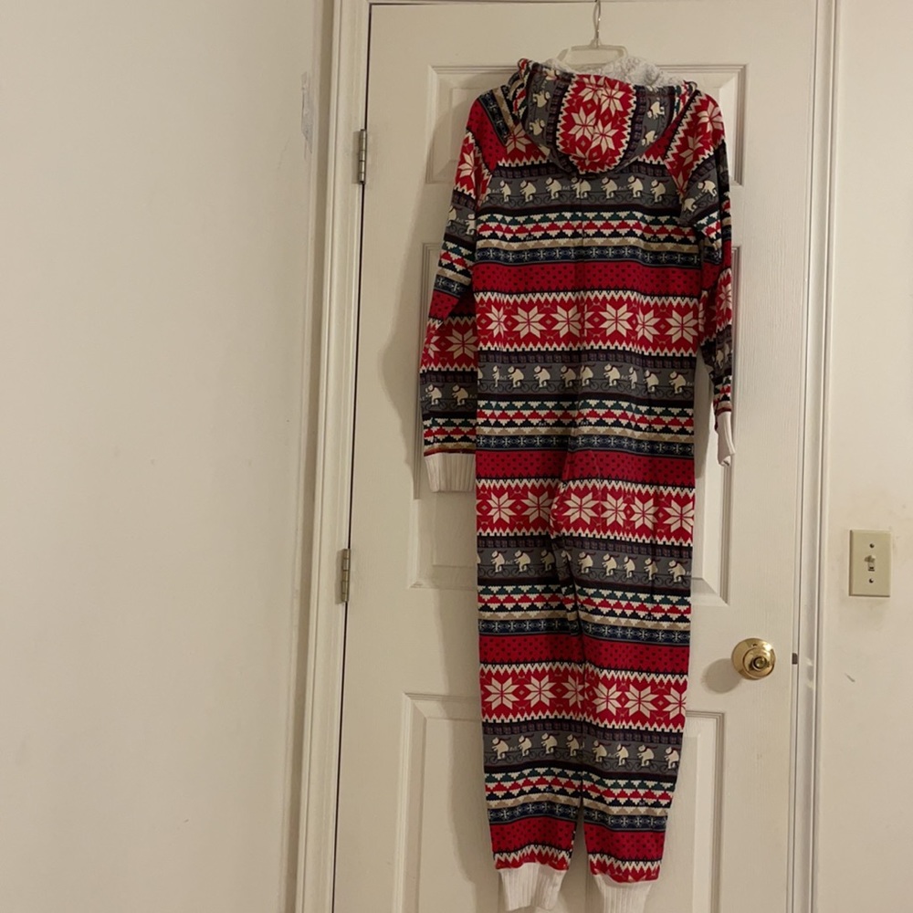 Brand: Abercrombie and Fitch Color: Red, white, gray, green, black Size: XS/S